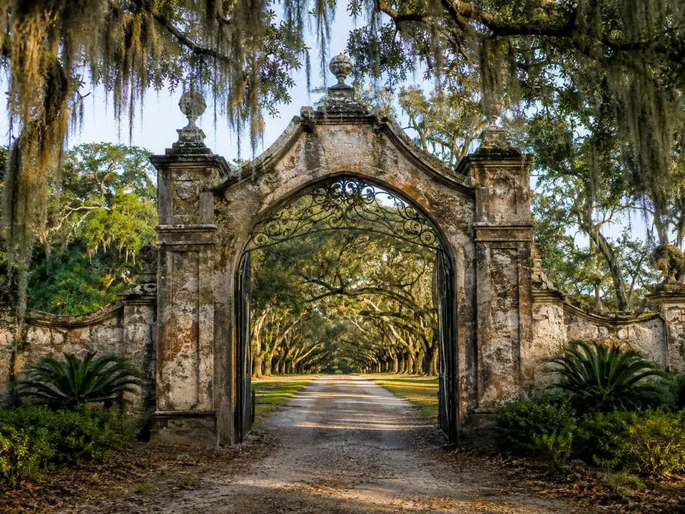 The entrance gate to Wormsloe Historic Site on Skidaway Road